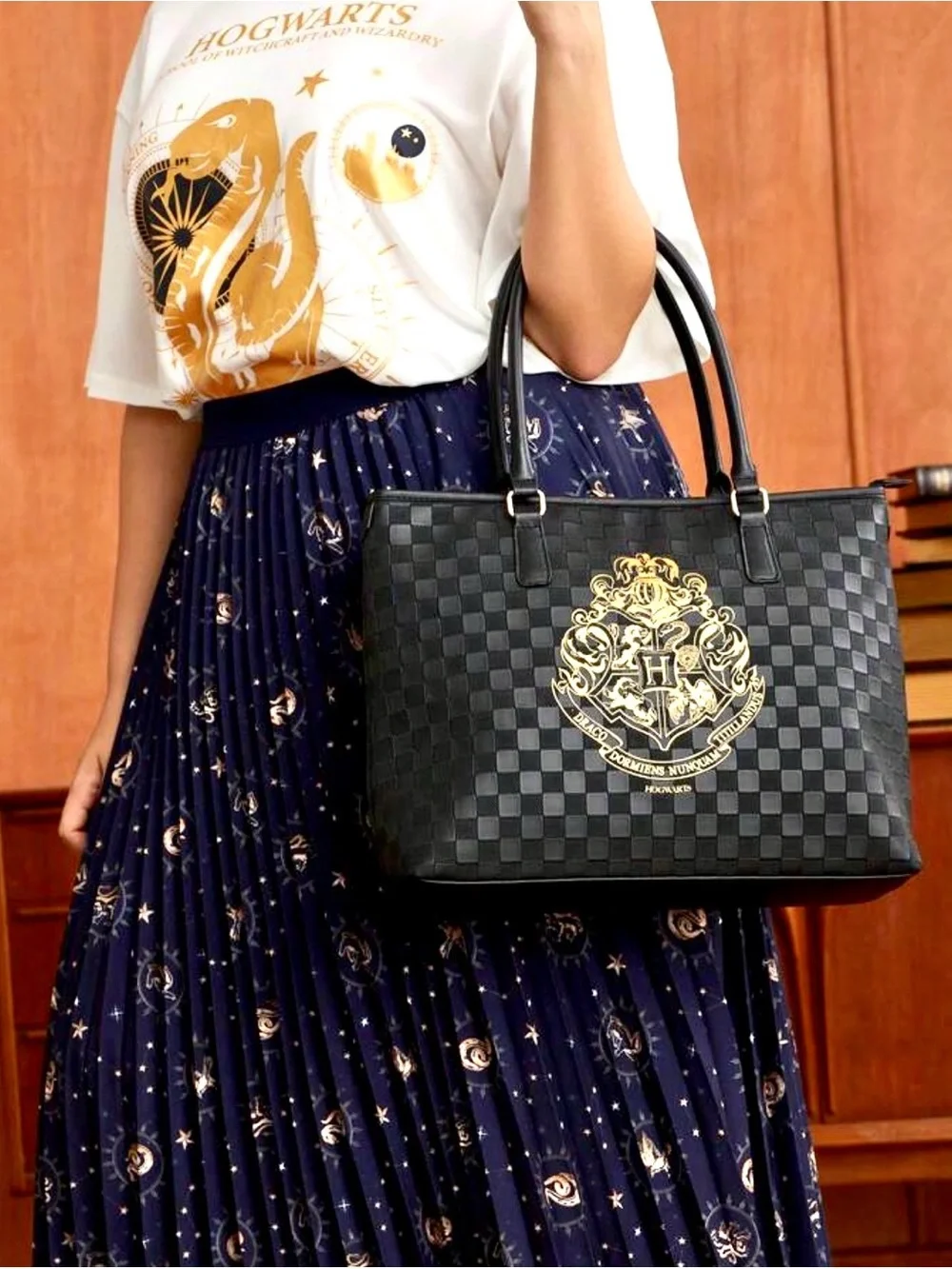 Harry Potter Hogwarts Crest Large Black and Gold Tote Bag